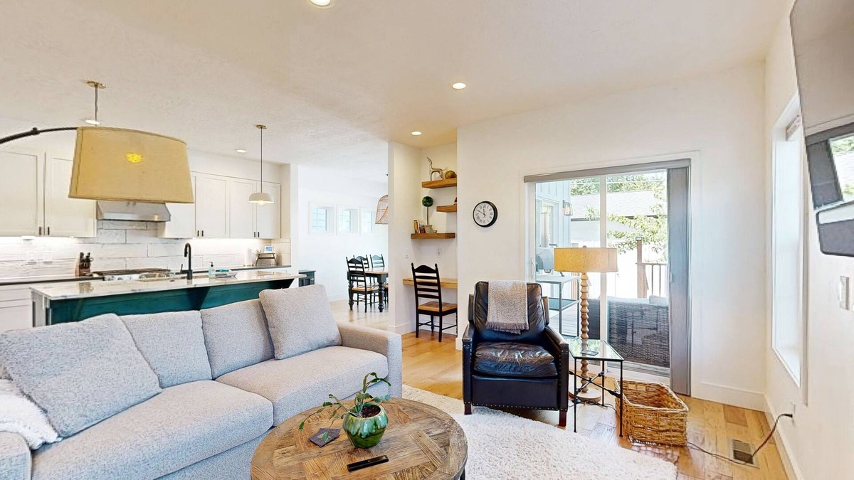 Sunset House | Exquisite home in Boise with hot tub, washer/dryer, WiFi, and fireplace