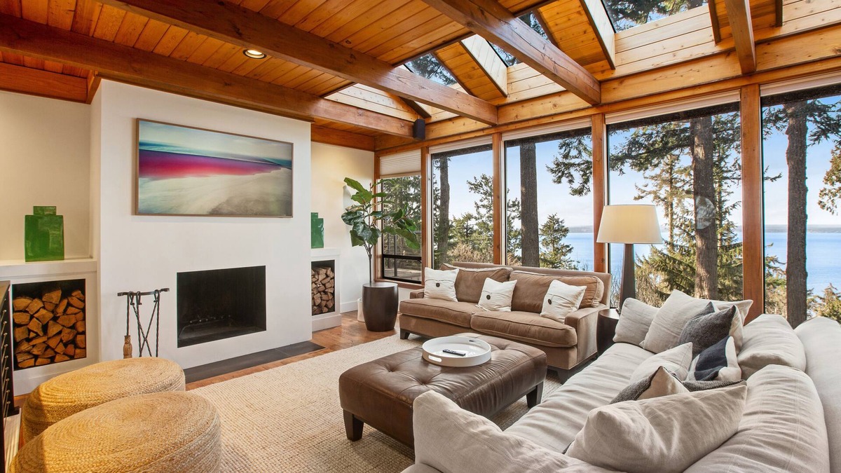Freeland House | Exquisite oceanfront home with balcony, gym, & washer/dryer
