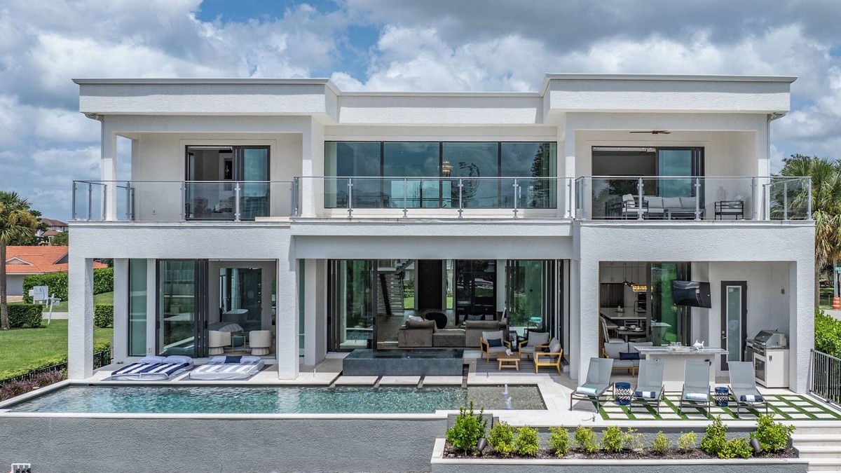 Connors House | Exquisite Waterfront 6-Bed Home in Naples, Pool & Spa