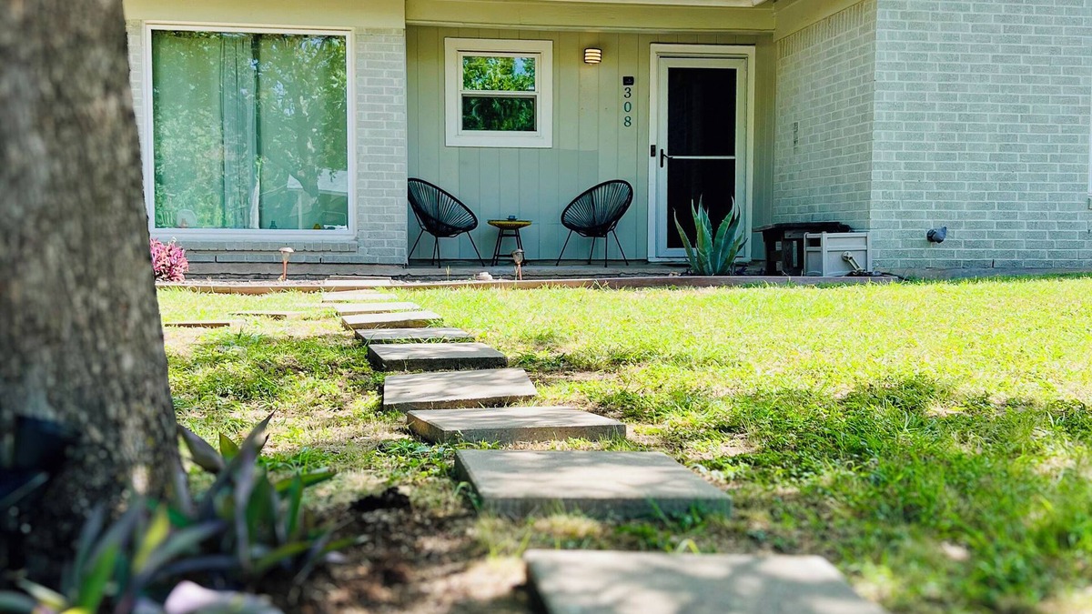 East Congress House | Extended Stay! 2br, 1ba + Full Office & Enclosed Patio in the St. Elmos District