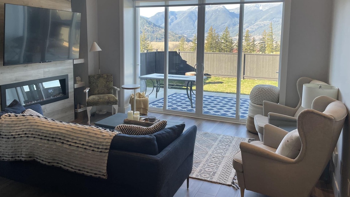 Agassiz House | Extended Stay in Modern Home W/Hot Tub