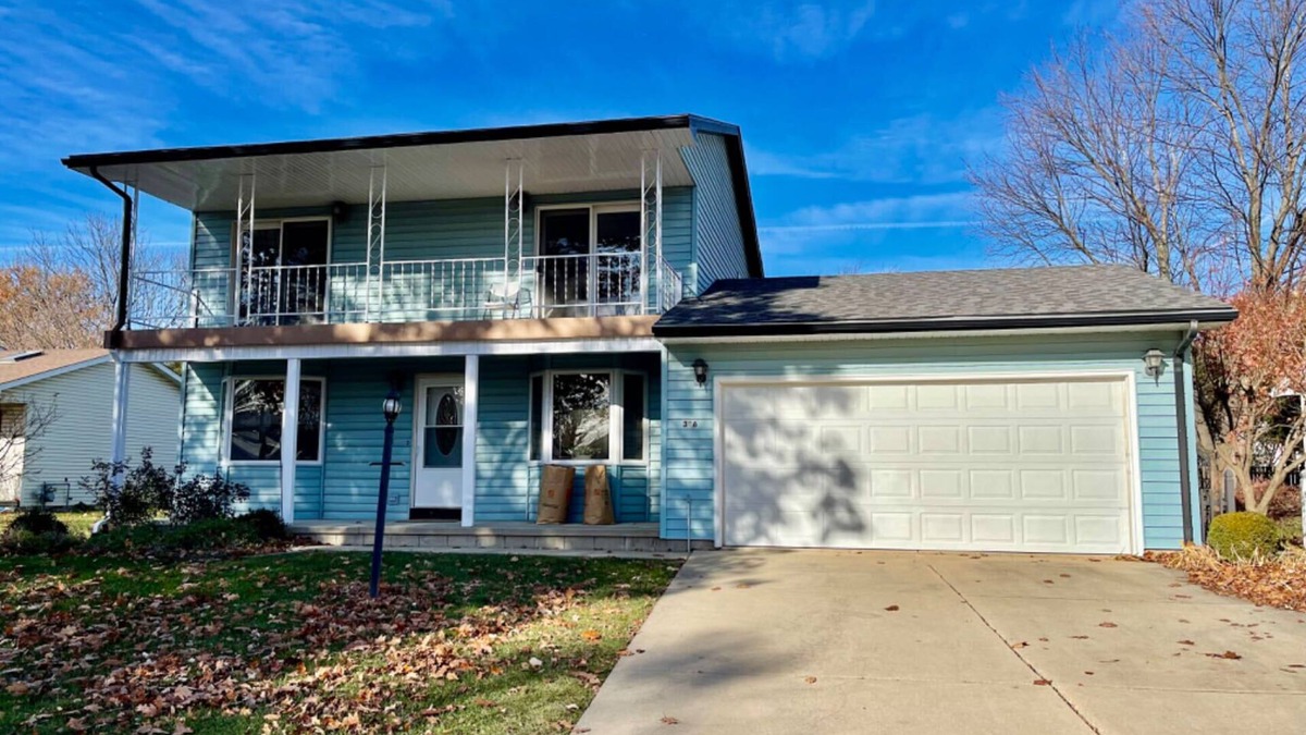 Champaign House | Extra clean home-free parking & Wi-Fi/self-check-in