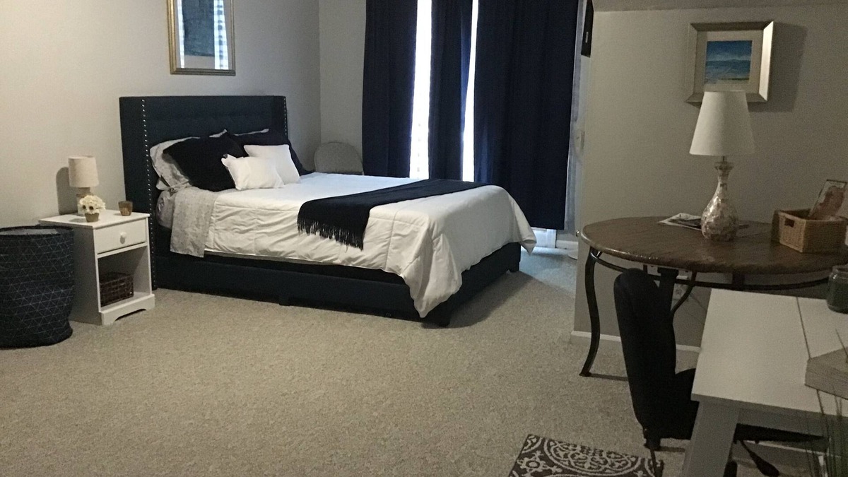Hampton House | Extra large master suite in Hampton Centrally located