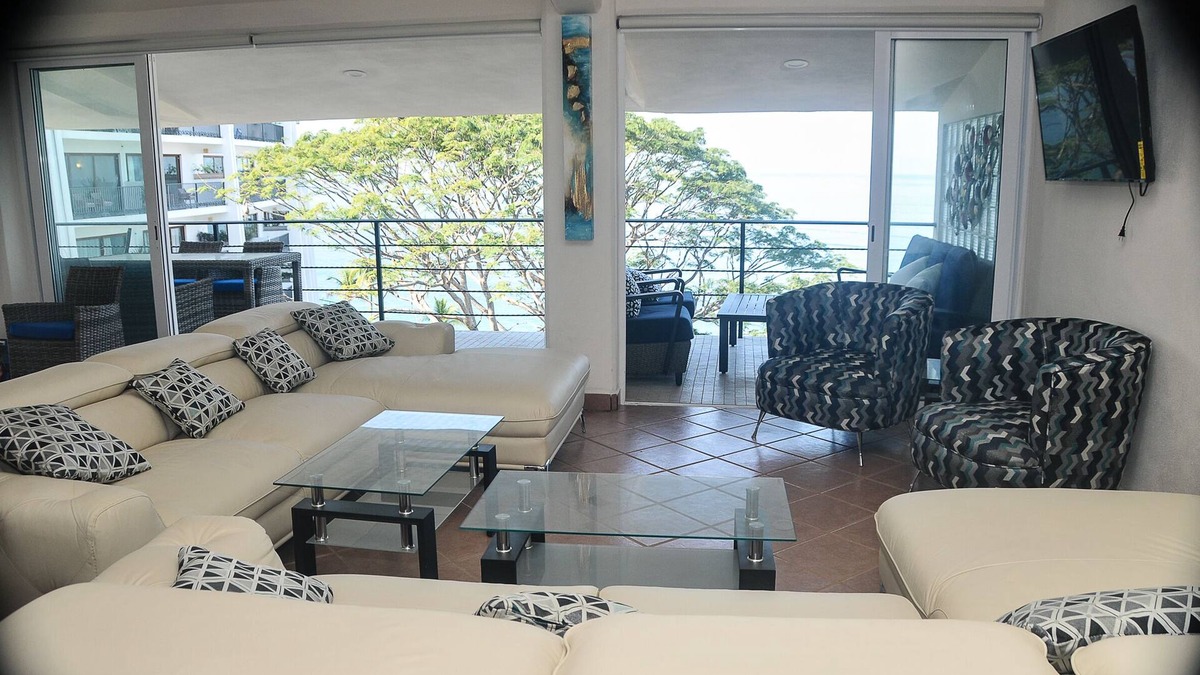 Romantic Zone Condo | Extraordinary Ocean Front 4 BR Penthouse