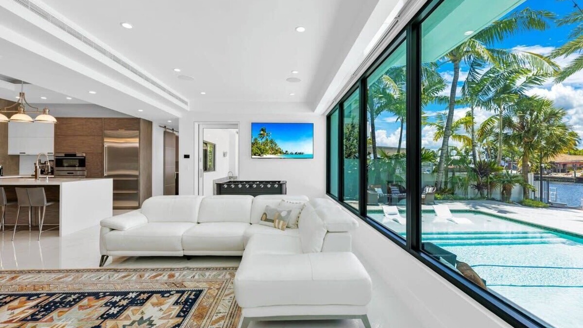 Keystone Point Villa | Extravagant 4 bedroom Villa with pool