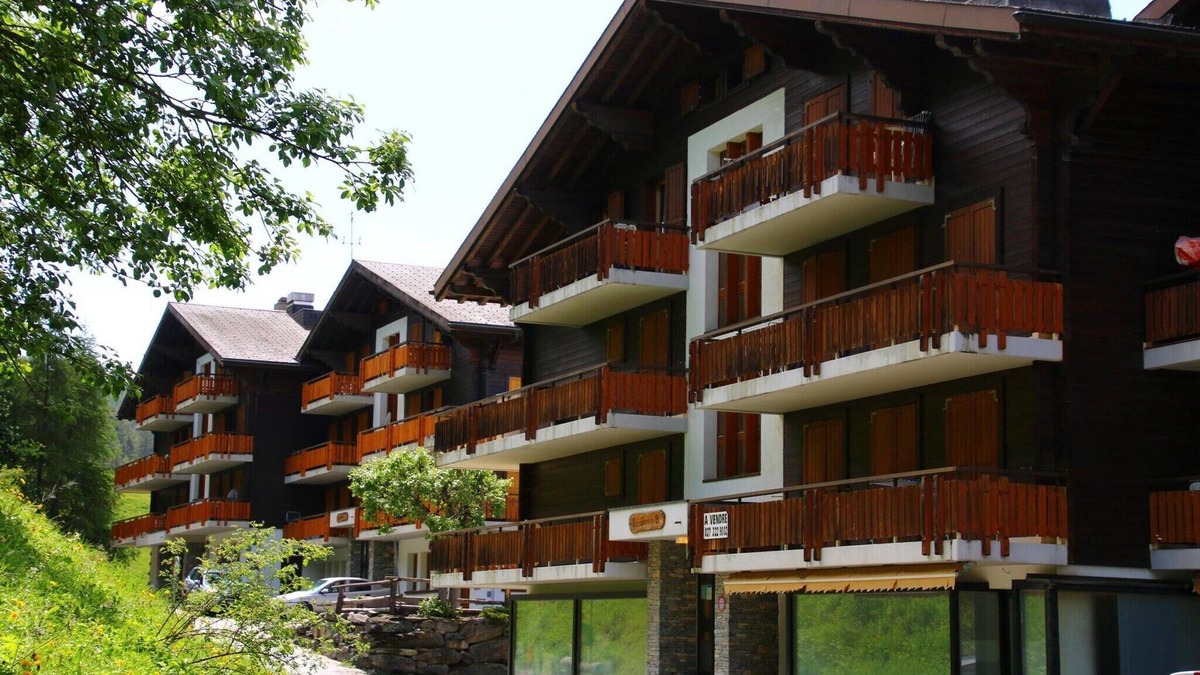 Sion Apartment | Extravagant apartment with view