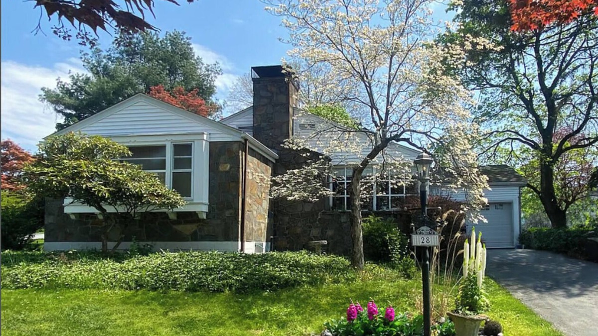 Poughkeepsie House | Extremely Charming 2-bedroom house in Poughkeepsie- great location.