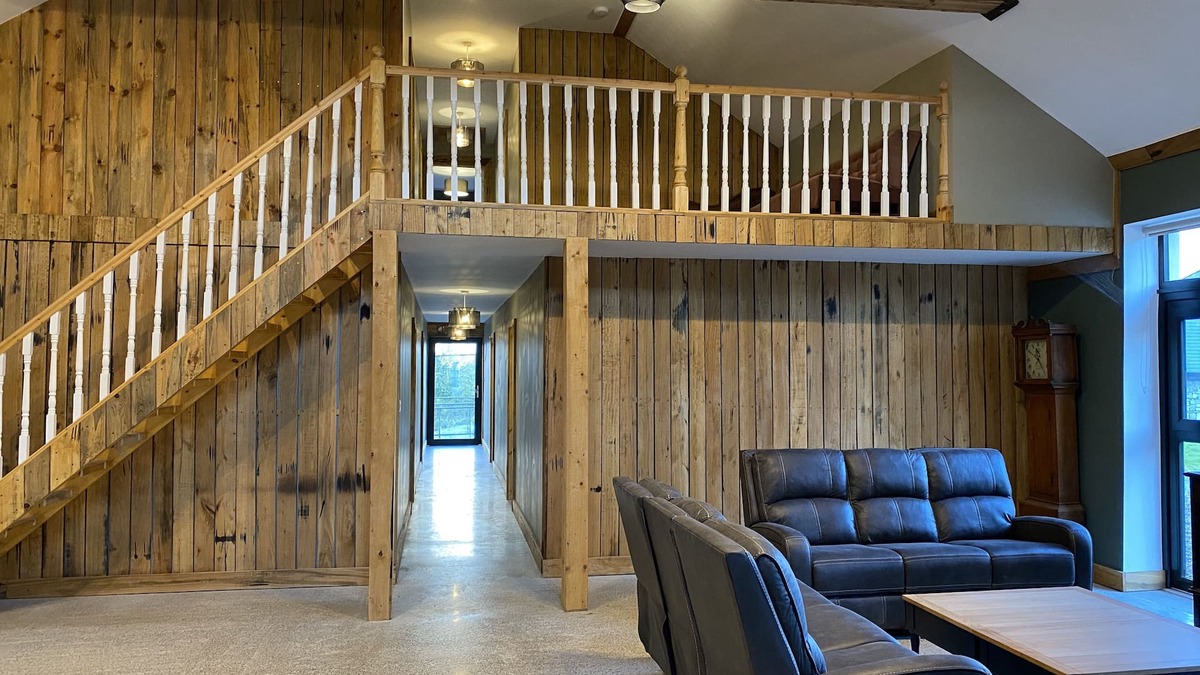 Shanavooneen House | Extremely spacious rustic 7 Bedroom Barn Conversion, Family & Pet friendly
