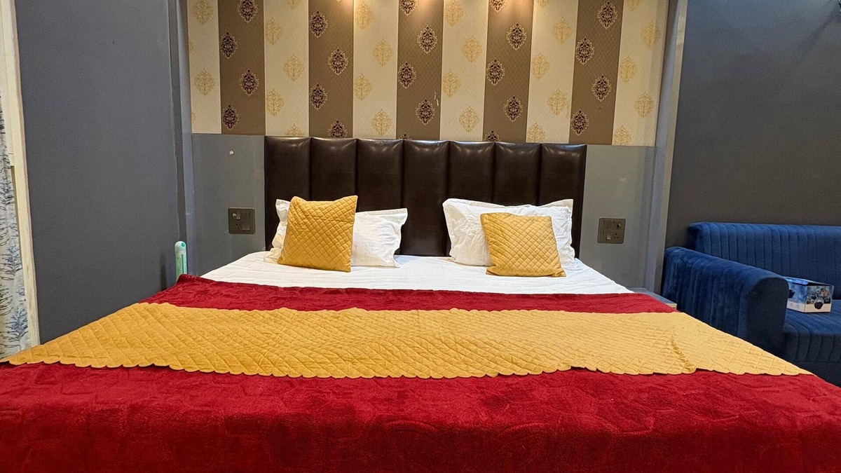 Greater Noida Apartment | Eye catching 1-bedroom apartment with WiFi, AC in serene Noida