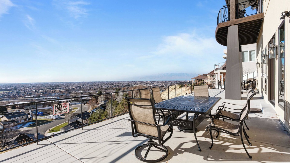Northridge Apartment | Eyefull Tower Orem, Amazing Views, Sleeps 13, Private Deck and BBQ