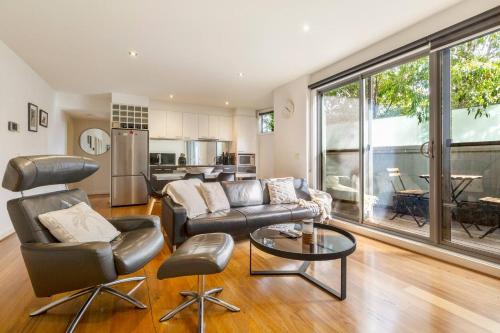 Saint Kilda South Apartment | Ezra on Barkly Walk to St Kilda Beach and Luna Park