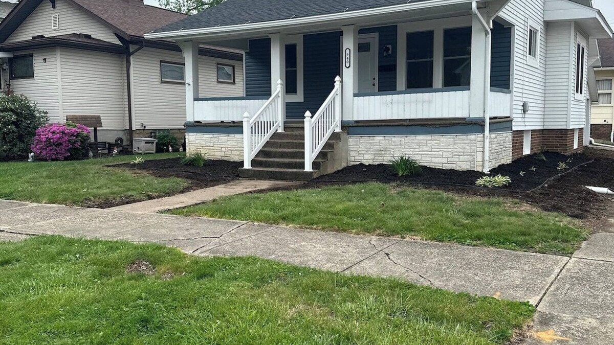 Uhrichsville House | F&S Cozy Cottage Your Home Away from Home
