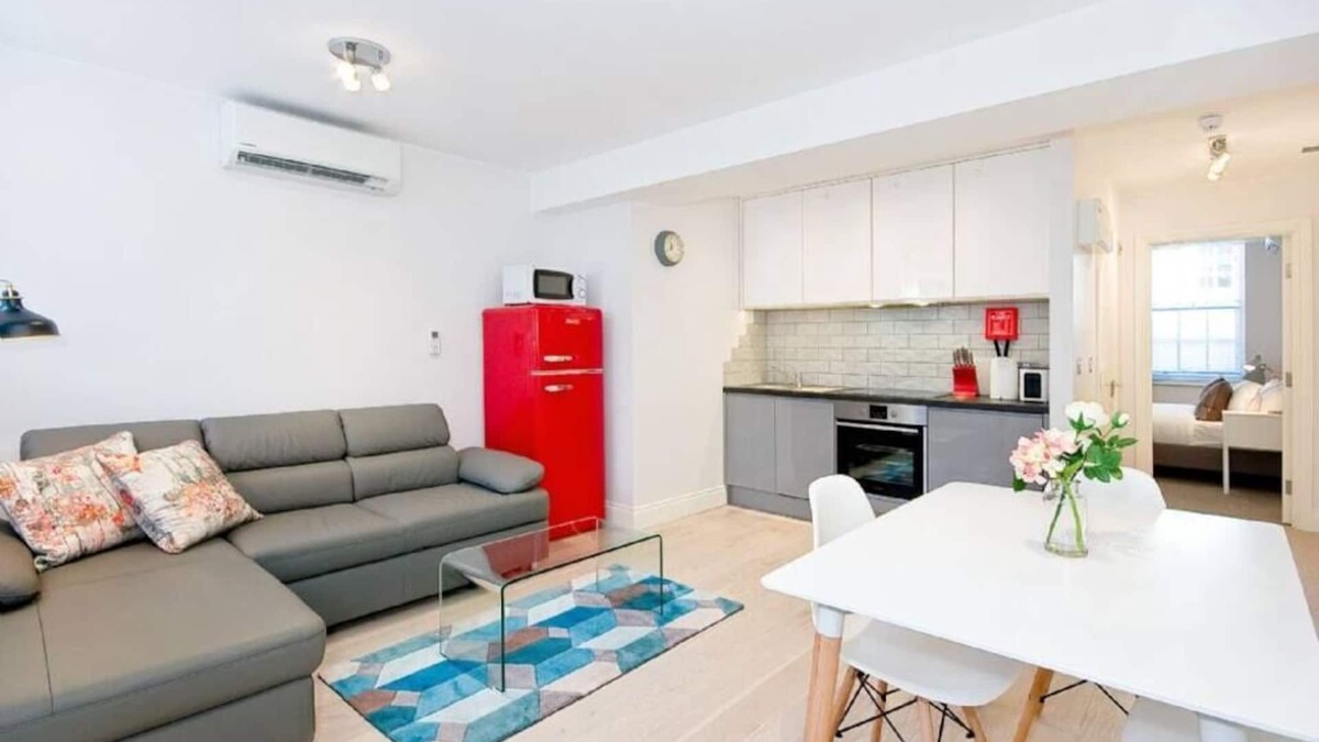 Temple Apartment | F1E 1 bed penthouse sleeps 4 with wifi and air con