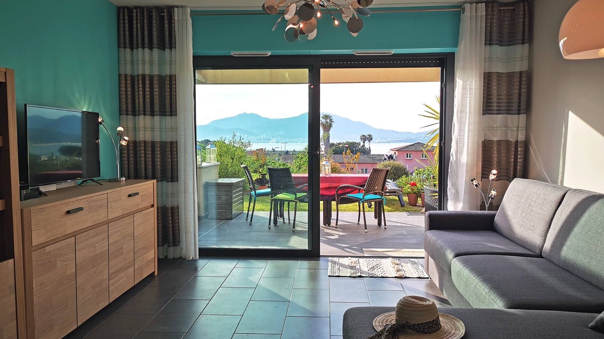 Porticcio Apartment | F2 sea view, Porticcio center/La Viva, everything on foot