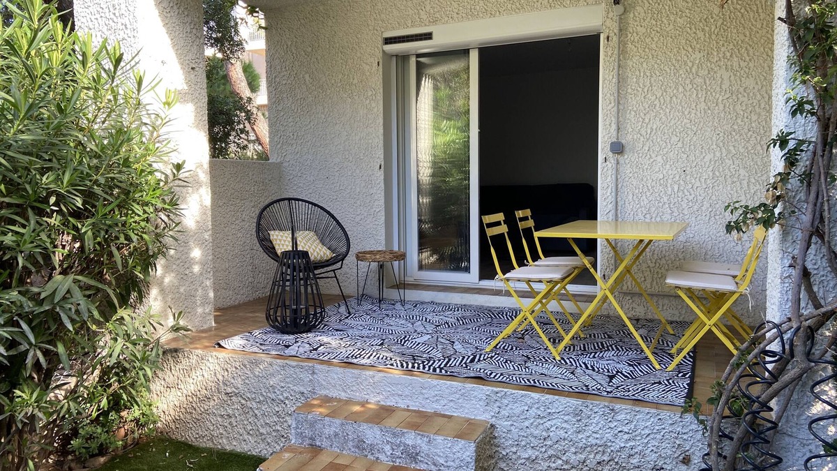 Saint-Cyr-sur-Mer Apartment | F2 totally renovated, garden level, secure parking, near beach and shops