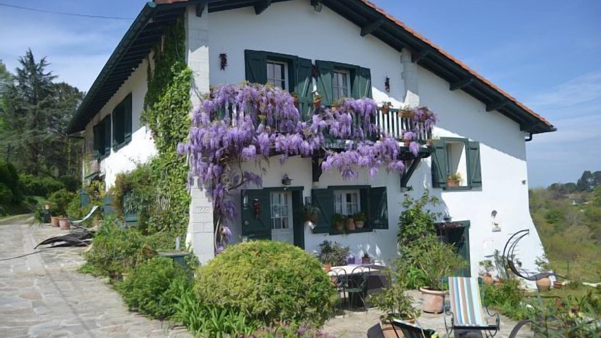 Behobie Cottage | F3 ds seventeenth century Basque farmhouse charming property of 3 hectares