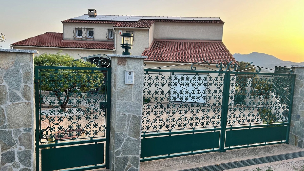 Bastelicaccia Apartment | F3 in a charming villa in a quiet location shared swimming pool panoramic sea and mountain view