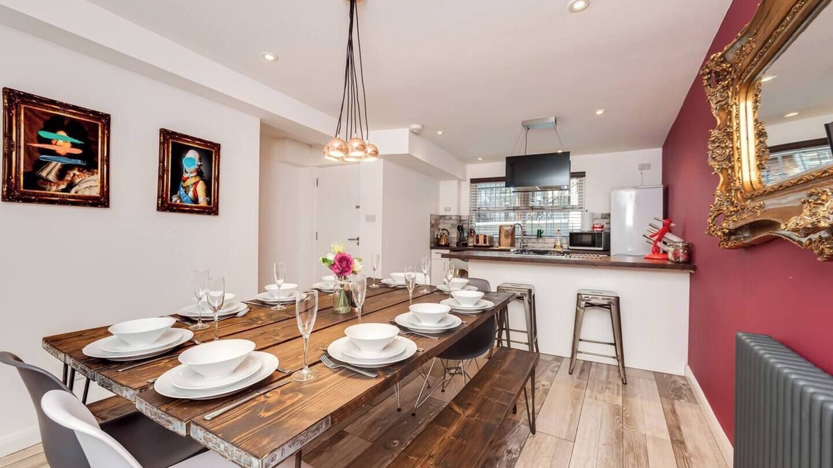Kemptown House | Fab city centre pad within the busy and vibrant Kemp Town area of Brighton with sea views.