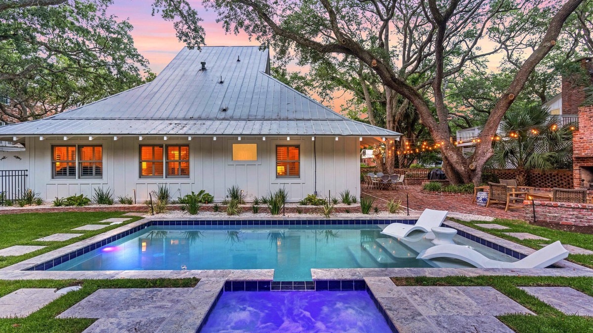 East Beach Cottage | FAB East Beach Cottage, Pets, Pool & Spa; 30 Sec to the BEACH! 6 seat golf cart!