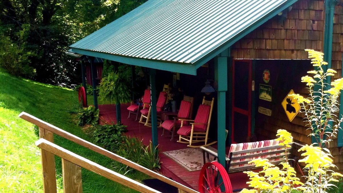 Glenville Cabin | Fab Fall! Affordable Romantic Creekside Cabin-Hot Tub'n robes, K Bed and Treats!