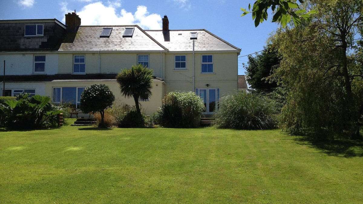 Crantock House | Fab house/real fires/huge garden/in Cornish village/walkable to beach.