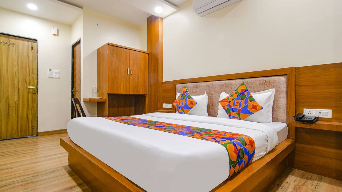 Rau Hotel | Fabhotel Atharv