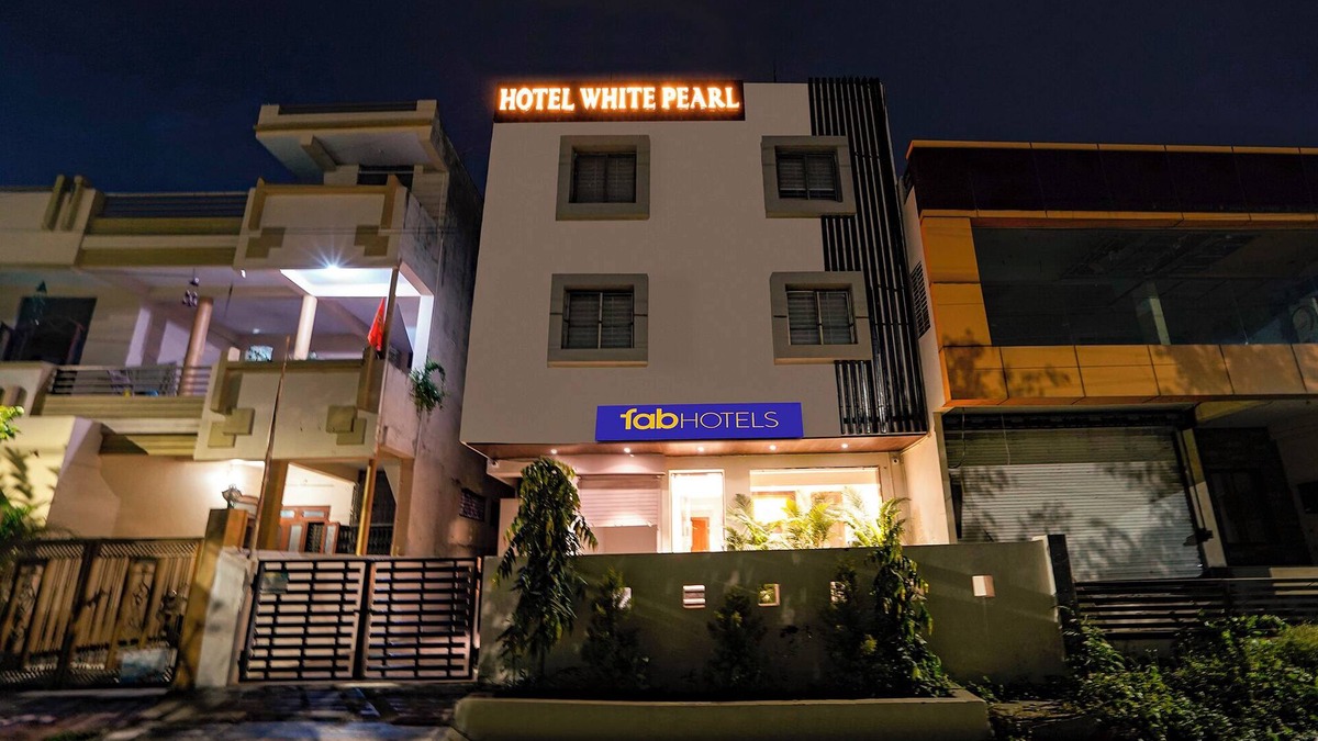 Rau Hotel | Fabhotel White Pearl
