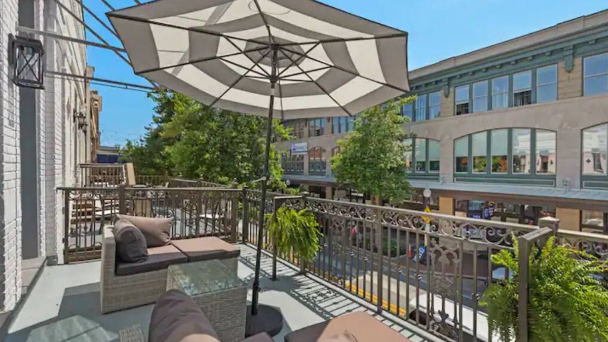 Downtown Apartment | Fabu Posh B ~ Luxe Historic Palafox Balcony 1 BR