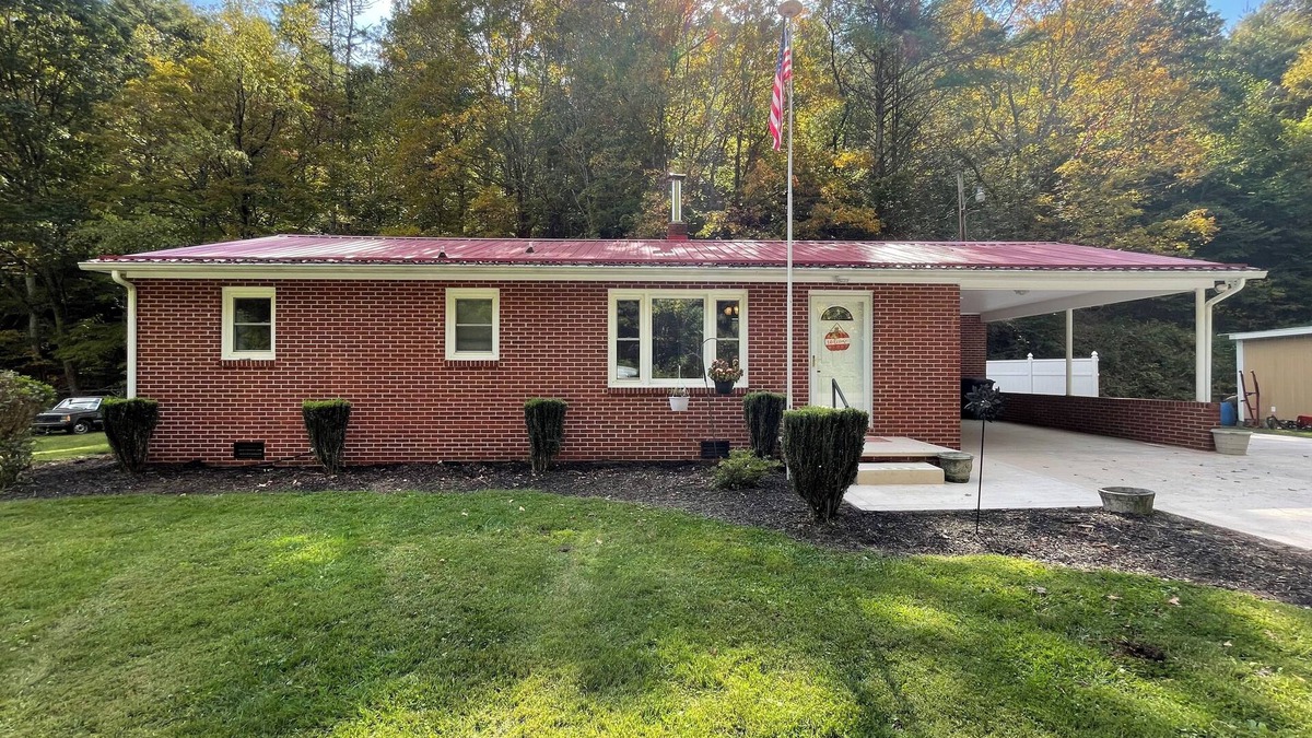 Mountain City House | Fabulous 2-bedroom house next to beautiful creek in Mtn City/Laurel Bloomery