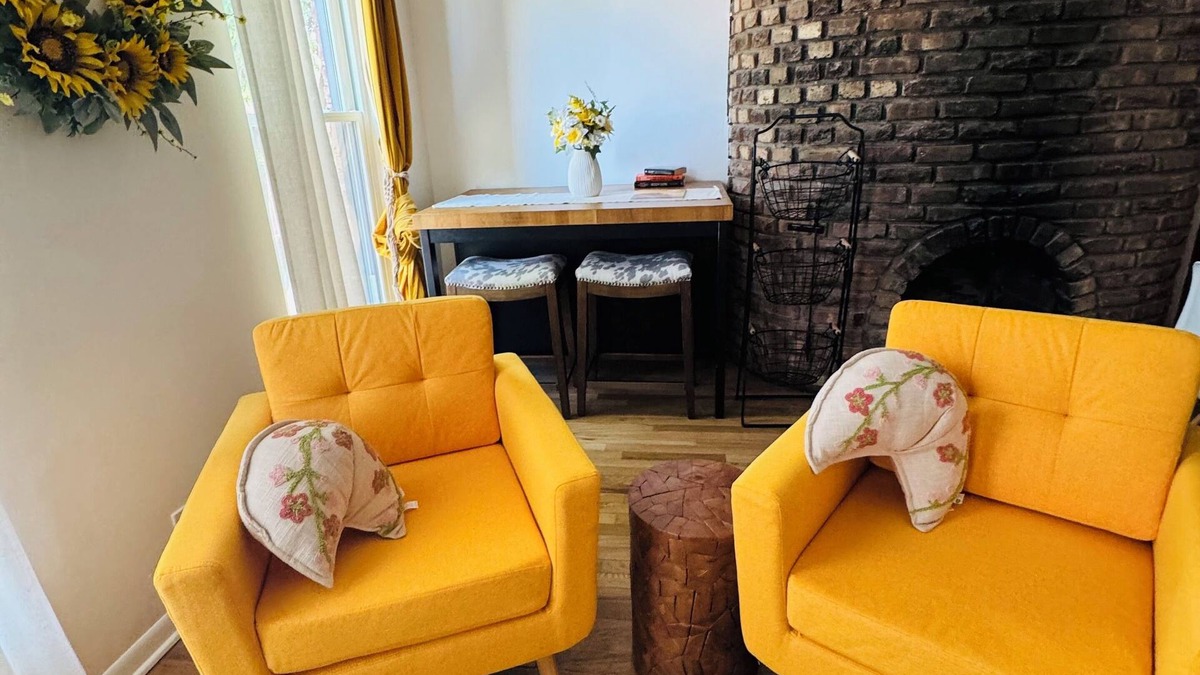 Sheffield and DePaul Apartment | Fabulous 2-bedroom apartment with AC in Chicago