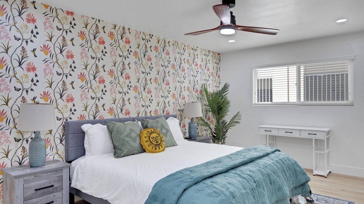 Eastside Apartment | Fabulous 2-bedroom apartment close to Downtown Long Beach with AC/Wifi