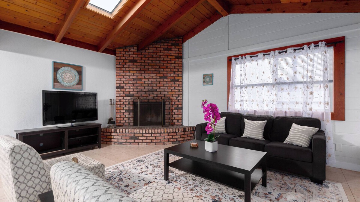 Mira Mesa House | Fabulous 6BR Retreat with AC -Ideal for Families & Large Groups”