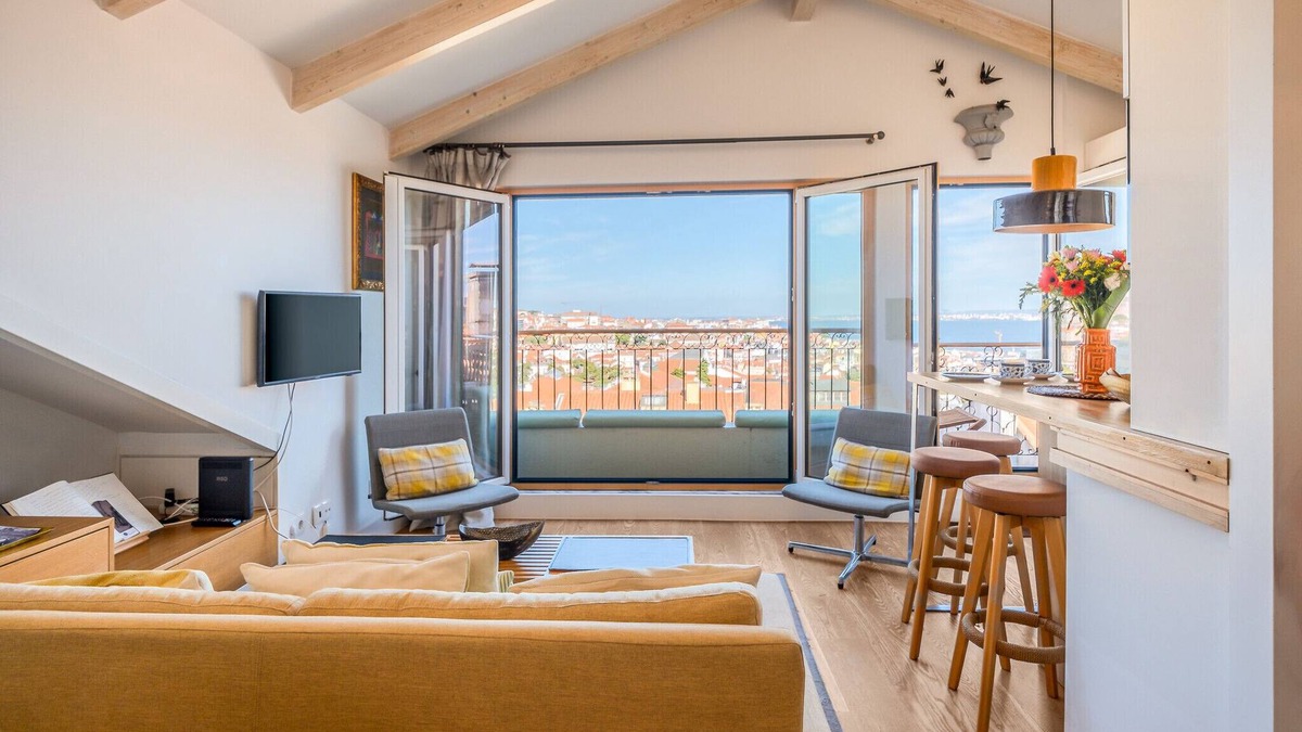 Lisbon Old Town Apartment | Fabulous Apartment with River & Town View