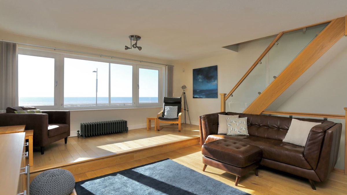 Thornton-Cleveleys House | Fabulous beachfront 3 bed house with parking