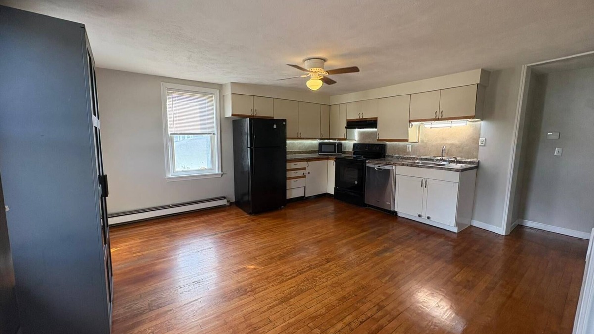 North Attleboro House | Fabulous building in North Attleborough Downtown - 2 bedrooms