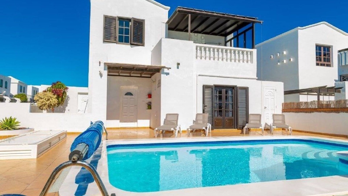 Puerto del Carmen Villa | Fabulous Detached Luxury Villa! Beach 5 min, h/pool,Sky TV, BBQ,Private terrace
