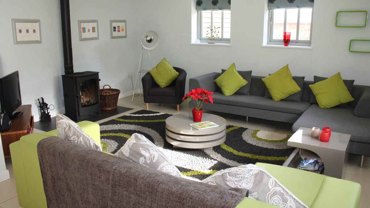 Knodishall Cottage | Fabulous, flexible & sleeps 12, near Suffolk Coast