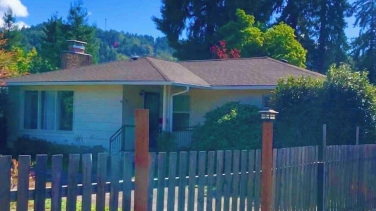 Roseburg House | Fabulous FOUR BEDROOM House across from the River in Prime Central Area