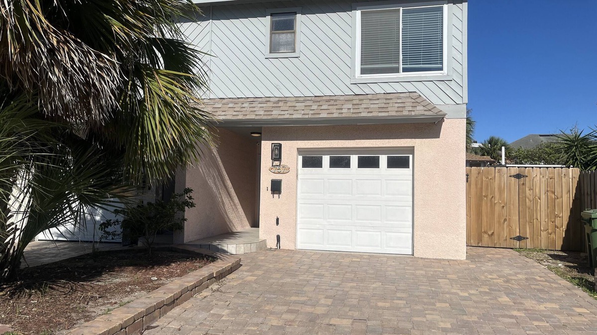 Jacksonville Beach House | Fabulous Jax Beach townhouse. 2 king bed/full bath suites. 2 blocks to ocean.