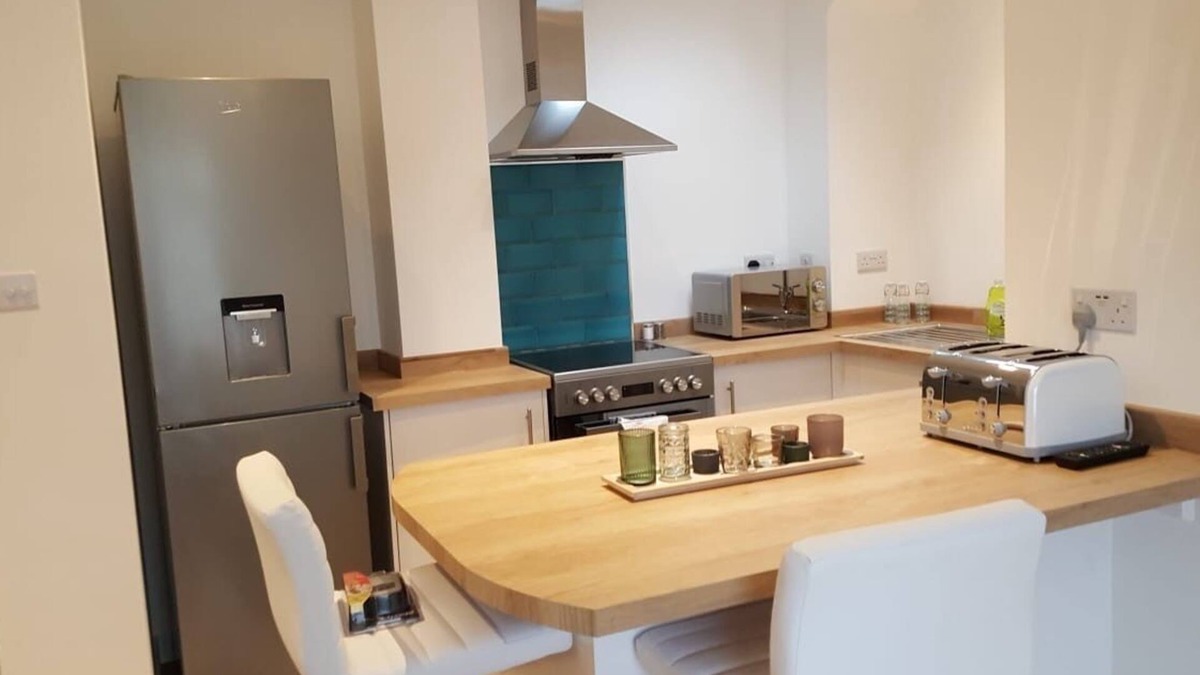 Sidmouth Apartment | Fabulous Sidmouth apartment with sea peeps