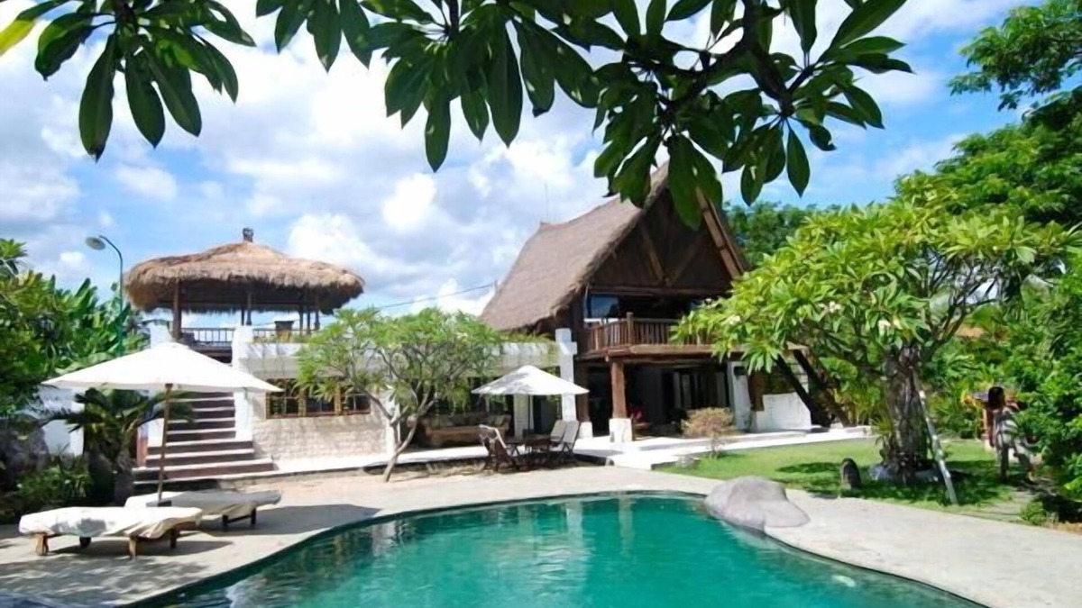 Dencarik Villa | Fabulous villa right on the beach with large pool, tropical garden & staff