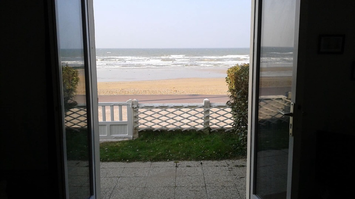 Bernieres-sur-Mer Apartment | FACE AND DIRECT SEA ACCESS, F2 + GARDEN - 4 people