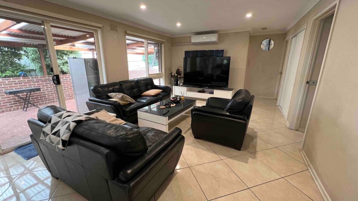 Frankston House | Fair Priced Private Room- Queen bed with Amneties