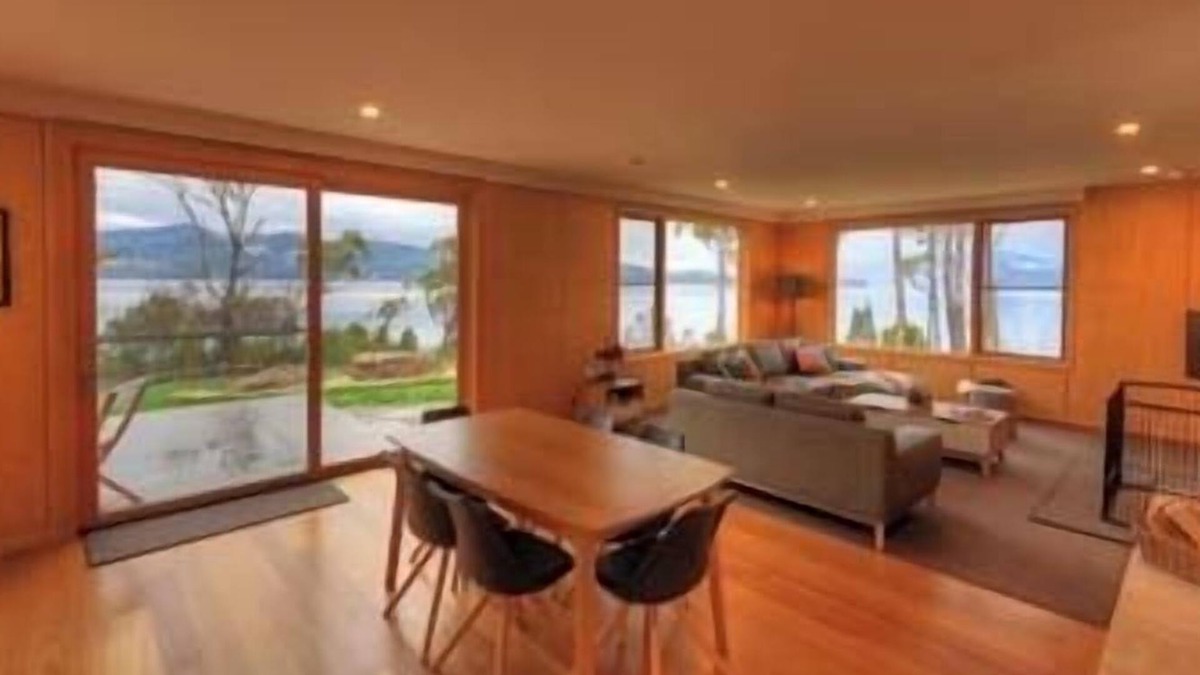 Brooks Bay House | Fair Winds , luxury Huon Valley accommodation