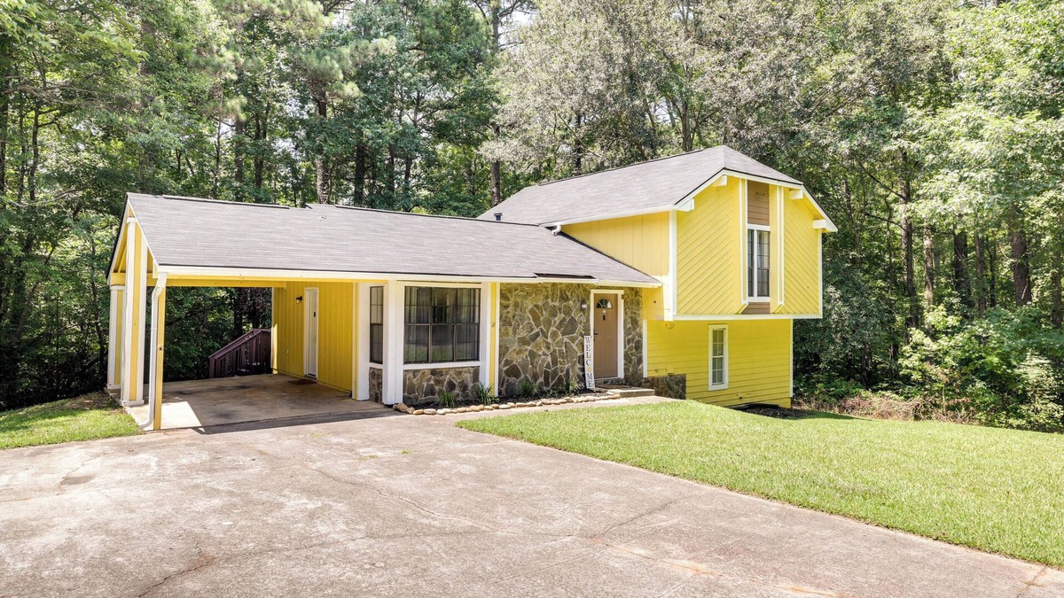 Fairburn House | Fairburn Home w/2 Decks, Grill & Outdoor Dining!