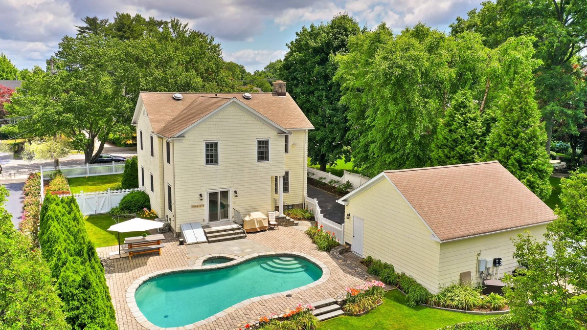 Fairfield House | Fairfield Historic Street. Private Heated Pool. Walk to Town Restaurants & Beach