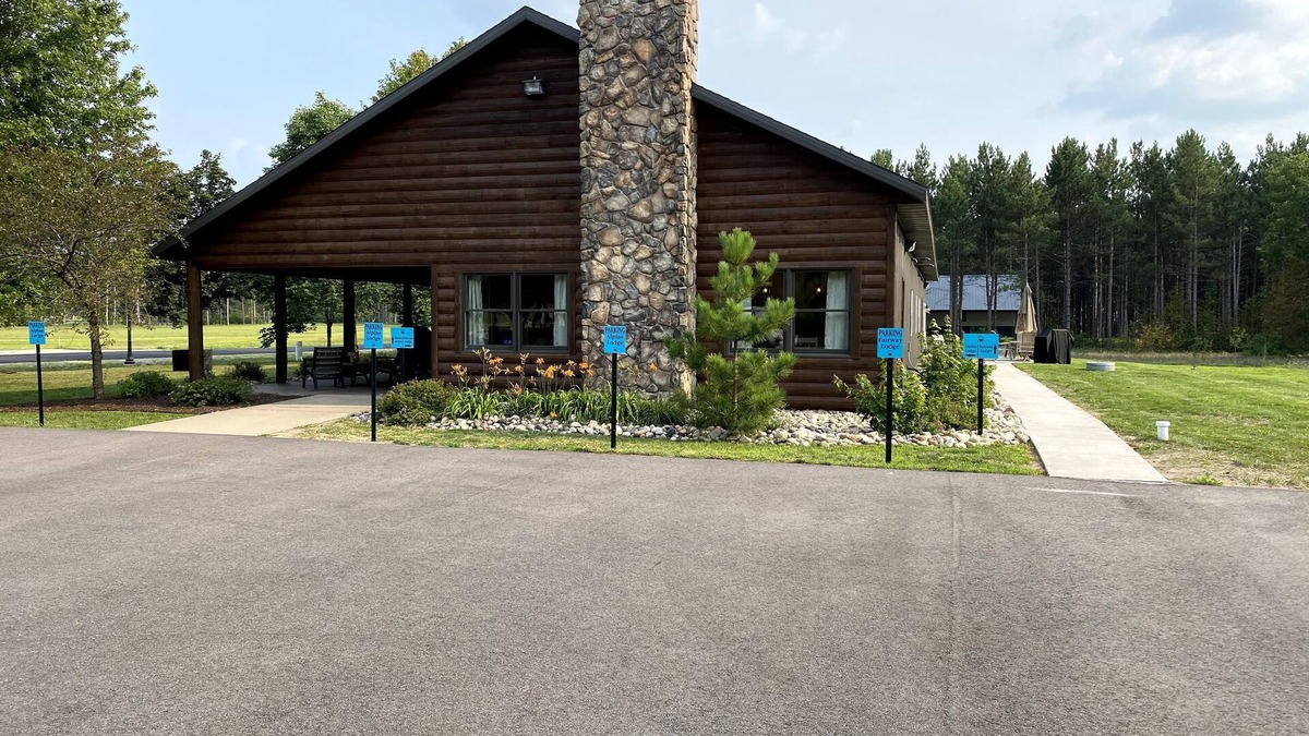 Nekoosa Cabin | Fairway Lodge-Rome Away From Home- 5 minutes to Sand Valley