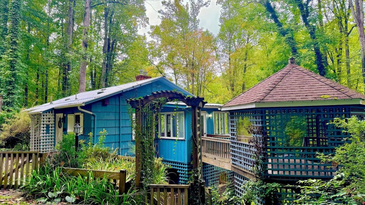 Balsam House | Fairy Tale Charm: Mtn Cabin + Mtn Stream + Deck