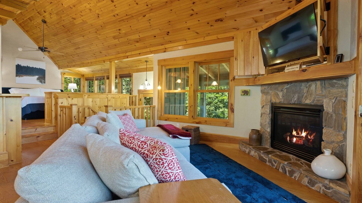 Black Mountain Cabin | Fairytale 3-bedroom cabin in lovely Black Mountain with Views, WiFi, Hot Tub