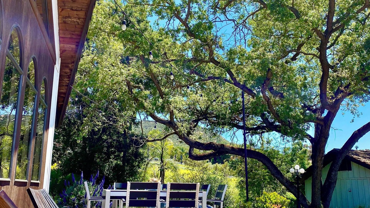 North Ridge House | Faithful Oak 4 acre rustic ranch mountain view 3BR + Loft 1 King + 3 queen beds